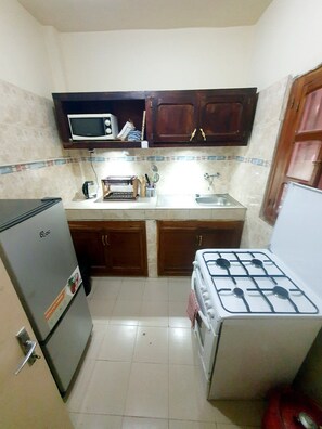 Een koelkast, een magnetron, een oven, een kookplaat