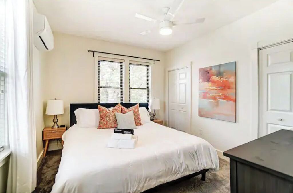 3 bedrooms, desk, iron/ironing board, travel crib