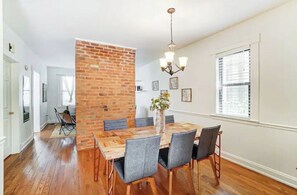 Dining - Oakley Square 3BR - Walkable-Sleeps 5 - Fire Pit (Cincinnati)