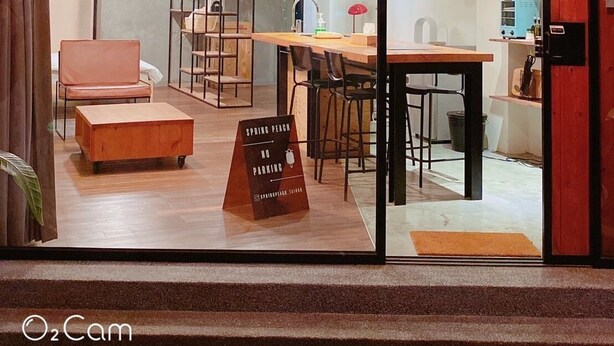 A modern interior with a glass door entrance, a wooden table, chairs, a sofa, and hanging lights. - 開放式廚房，寬敞自由舒適大空間，鄰近孔廟商圈 (Tainan City)