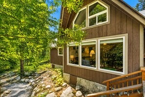 A wooden house with large windows, a stone pathway, and a wooden staircase. - Near Fish Lake | Boat Parking | Deck | Dogs | BBQ (Leavenworth)