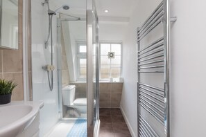 Shower, hair dryer, towels - Comfy Apartment by Oval Station - Pass the Keys (London)