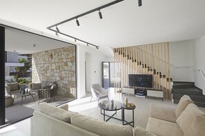 Smart-TV, Tischfußball, Musikbibliothek, Videothek