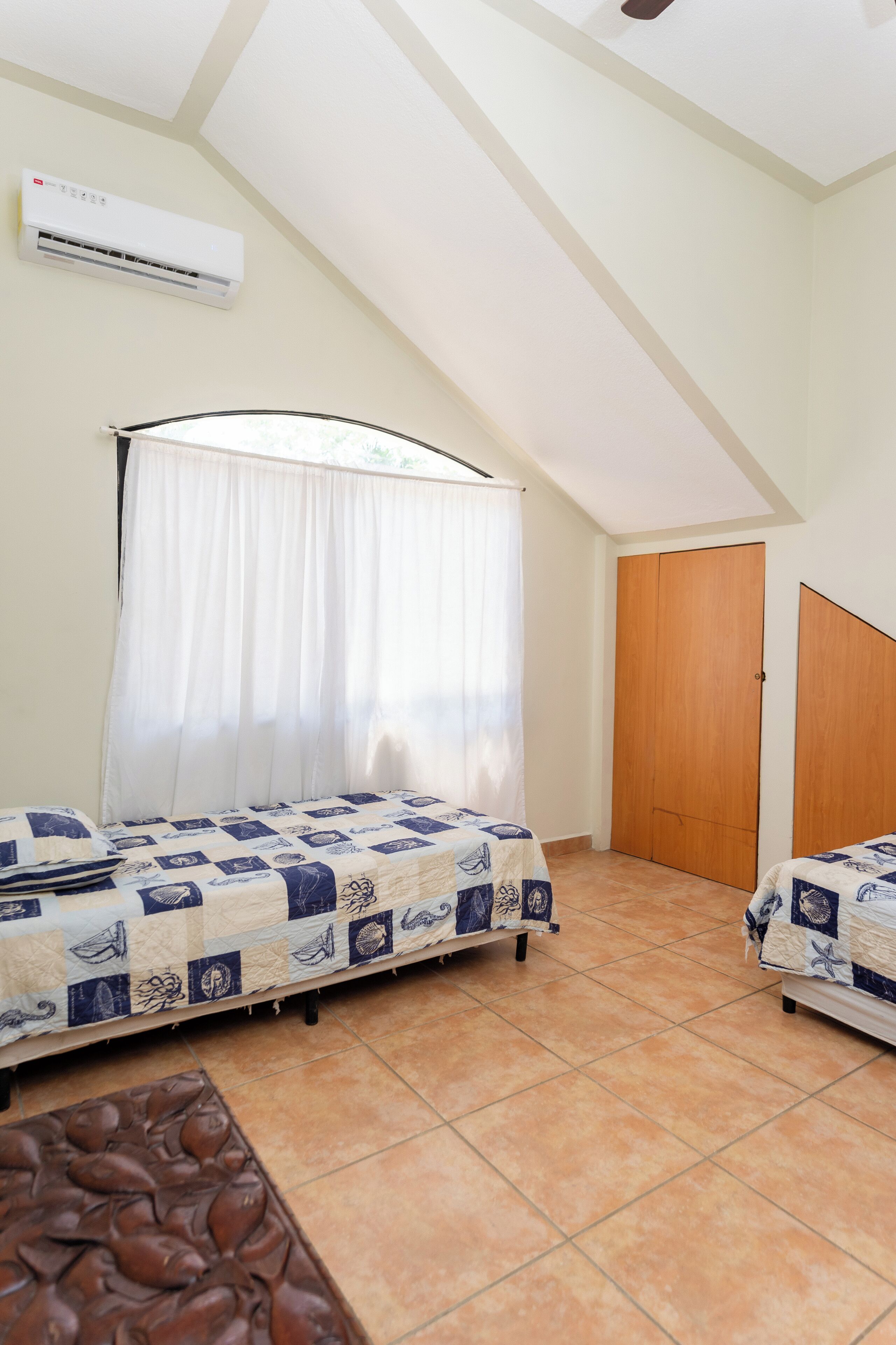 5 bedrooms, WiFi (free), bed sheets