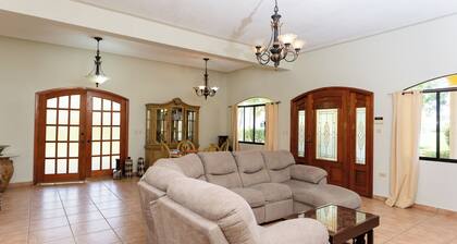 Villa with a private pool in Tela! Azalea House