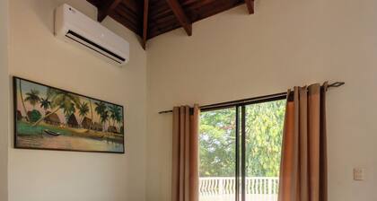 Villa with a private pool in Tela! Azalea House