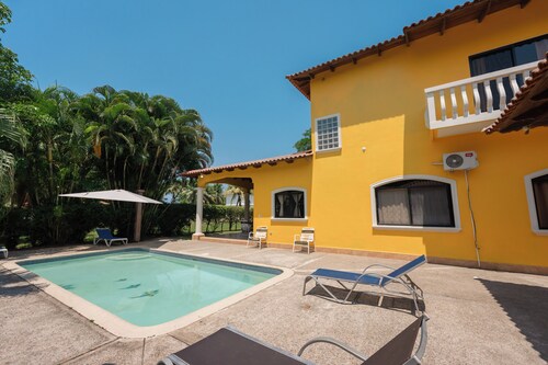 Villa with a private pool in Tela! Azalea House