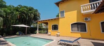 Villa with a private pool in Tela! Azalea House