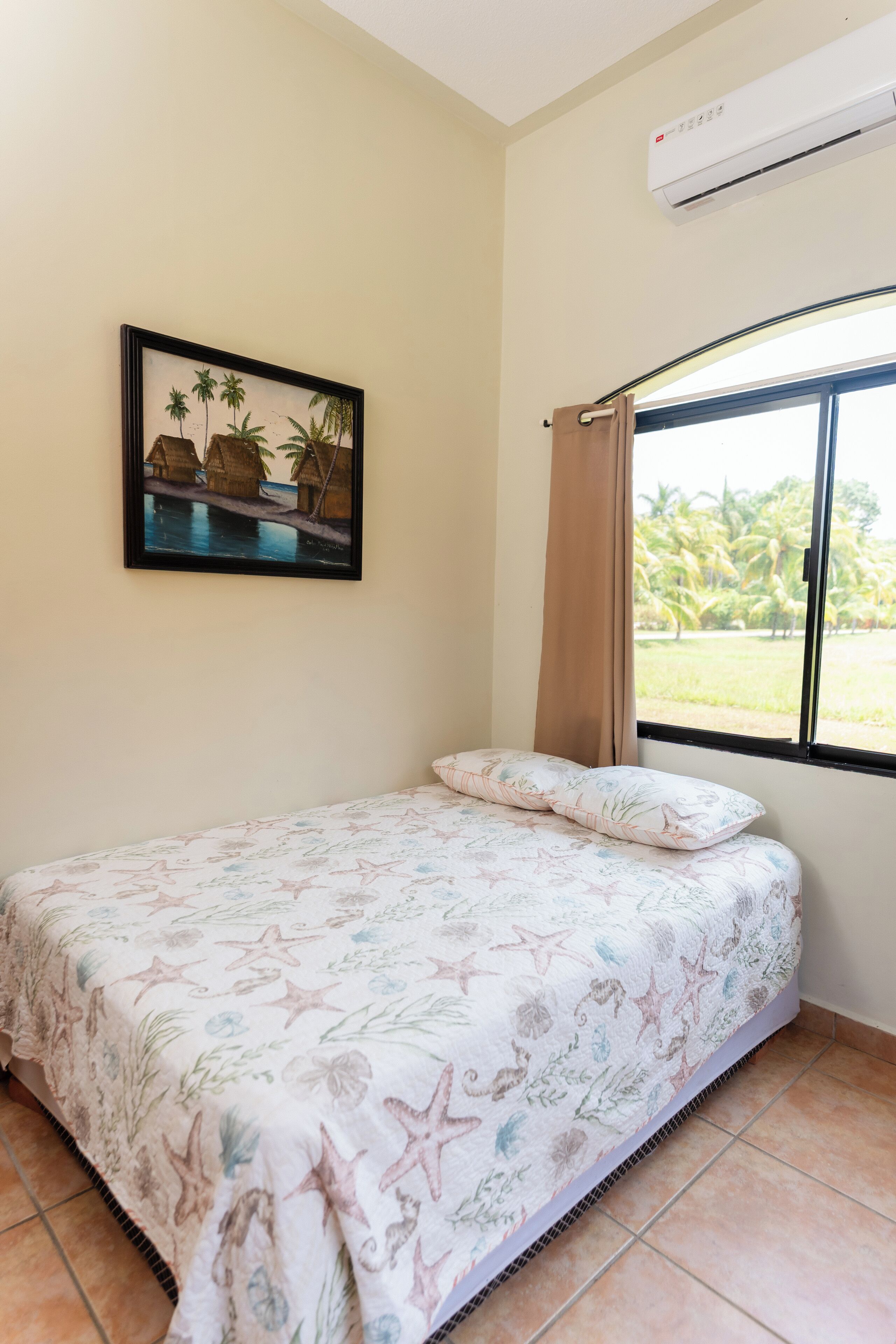 5 bedrooms, WiFi (free), bed sheets