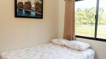 5 bedrooms, WiFi (free), bed sheets