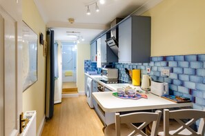 Refrigerador, microondas, horno y utensilios de cocina