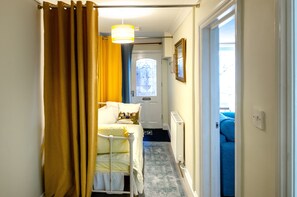 1 habitación, tabla de planchar con plancha y cuna de viaje