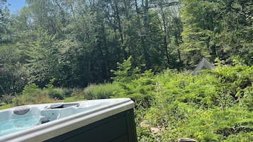 Banyera d'hidromassatge a l'aire lliure