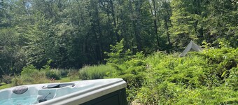 StarryPinesCottage w Salt Hot Tub & Cedar Sauna Mins to Slopes