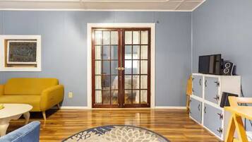 Smart-TV, Kamin, DVD-Player, Bücher