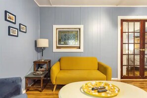 Smart TV, fireplace, DVD player, books - StarryPinesCottage w Salt Hot Tub & Cedar Sauna Mins to Slopes (Catskill)