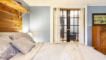 2 bedrooms, desk, iron/ironing board, WiFi