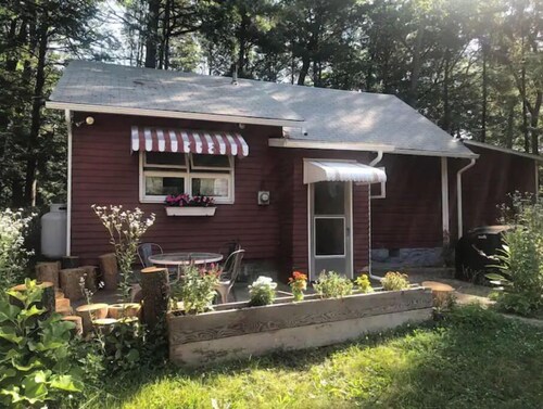 StarryPinesCottage w Cedar Sauna Steps to Trails