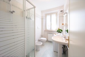 Shower, hair dryer, bidet, towels - Liala Home Close Center Town (Lucca)