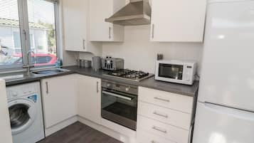 Cottage | Private kitchen | Fridge, dishwasher, electric kettle, toaster