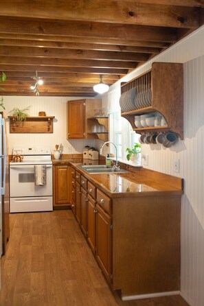 Fridge, microwave, oven, stovetop - On farm cottage with mountain views. (Bridgewater)