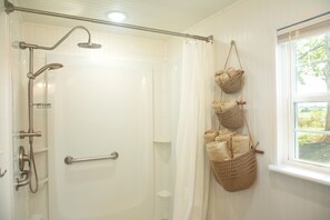 Douche, sèche-cheveux, serviettes fournies, savon