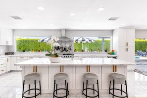 Geladeira, micro-ondas, fogão, cooktop