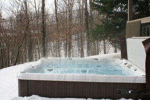 Outdoor spa tub - Cozy Tremblant Getaway, Walking distance to hill, pet-friendly (Mont-Tremblant)