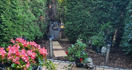 Large maisonette near Düsseldorf Central yet quiet with garden and underground parking space