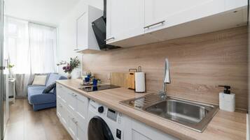 Apartment, 1 Bedroom, Kitchen | Private kitchen | Microwave, dishwasher, electric kettle, cookware/dishes/utensils