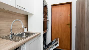 Apartment, 1 Bedroom, Kitchen | Private kitchen | Microwave, dishwasher, electric kettle, cookware/dishes/utensils