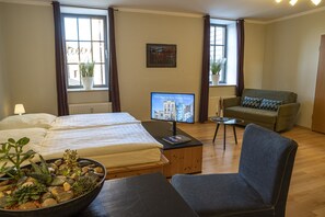 小型套房 | 起居区 | 50-厘米纯平电视 （配备有线频道）、电视