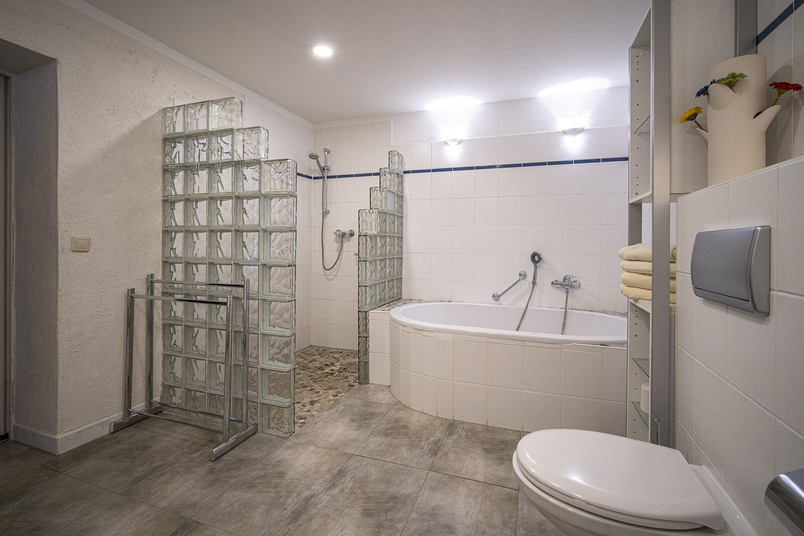Premium-Suite | Badezimmer | Haartrockner, Handtücher, Seife, Shampoo
