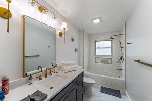 Badewanne, Haartrockner, Handtücher, Seife