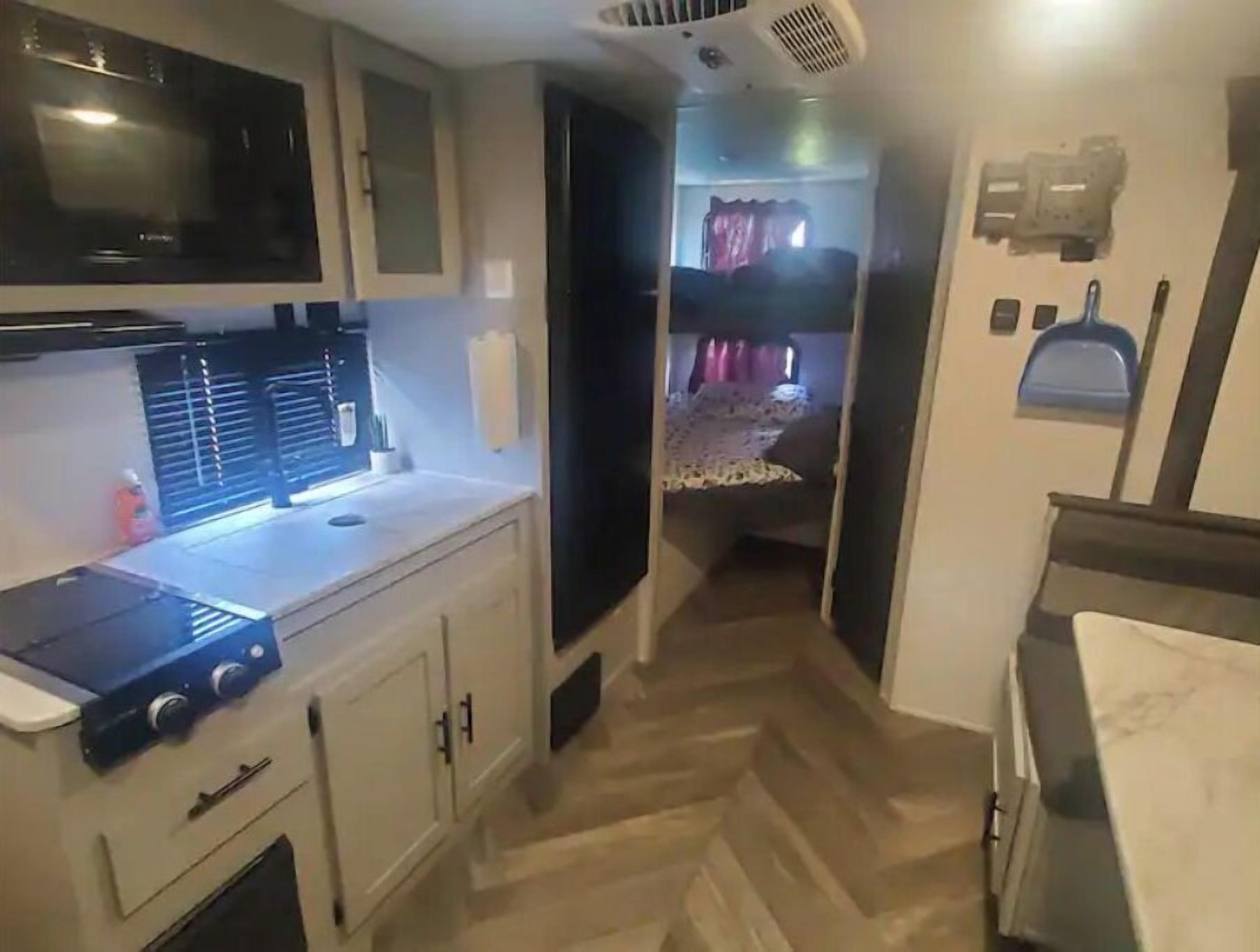 Kühlschrank, Mikrowelle, Herdplatte, Wasserkocher mit Kaffee-/Teezubehör