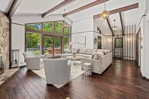 تلفزيون ذكي، مدفأة، ألعاب فيديو