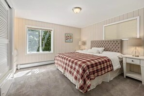 4 bedrooms, free WiFi, bed sheets - Shuttle to Village/lifts! .5 miles to base! Cozy Chalet! (Winhall)