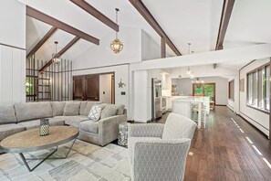 Smart TV, fireplace, video games - Shuttle to Village/lifts! .5 miles to base! Cozy Chalet! (Winhall)