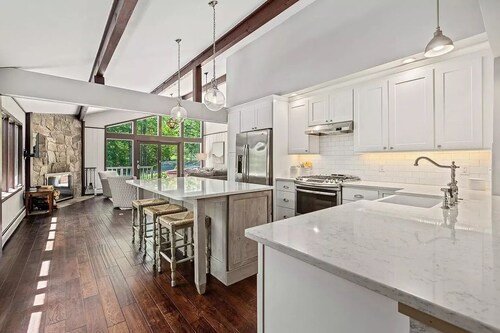 Shuttle to Village/lifts! .5 miles to base! Cozy Chalet!