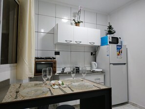 Refrigerador, tetera/pava eléctrica, utensilios de cocina