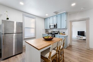 ثلاجة، ميكروويف، فرن، موقد طهي مسطح