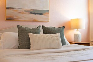 3 عدّة غرف نوم ومكتب ومكواة/لوح كي وسرير سفر