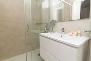 Een bad, een haardroger, een bidet, handdoeken