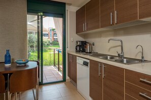 Mikrowelle, Ofen, Geschirrspüler, Wasserkocher mit Kaffee-/Teezubehör