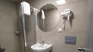 Shower, towels - Grand Kybele Hotel (Istanbul)