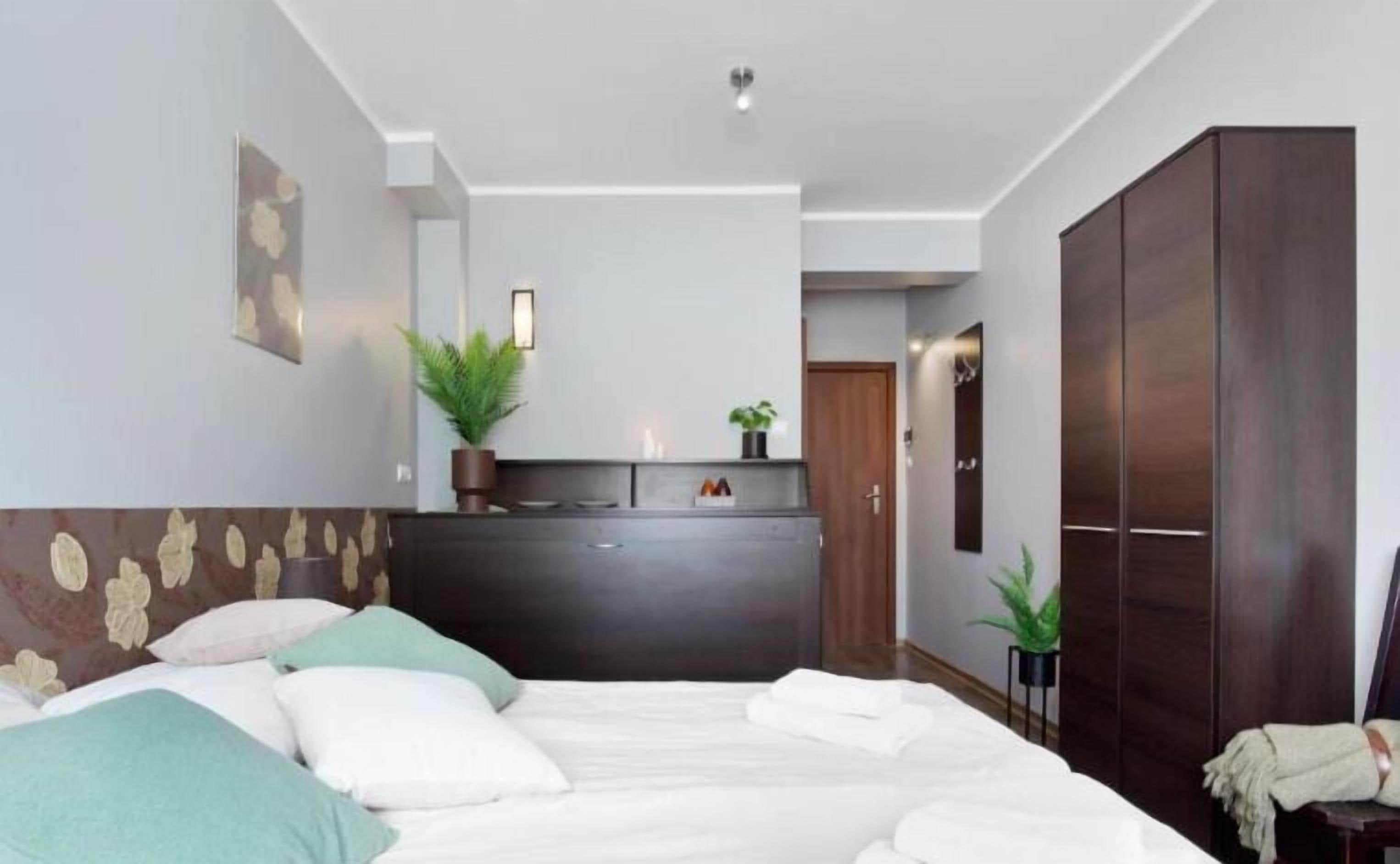 تلفزيون بشاشة مسطحة بحجم 24-بوصة يعرض قنوات تلفزيونية باشتراك مدفوع