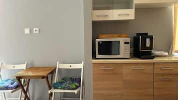 Mini-fridge, cookware/dishes/utensils