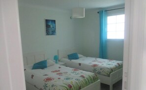 2 habitaciones, tabla de planchar con plancha y cuna de viaje 