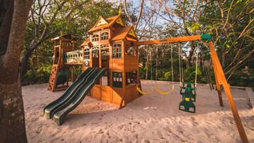 Área de juegos infantiles al aire libre