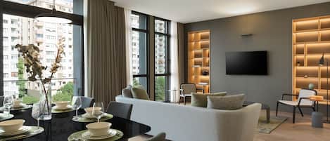 55-tommers LCD-tv med kabelkanaler, tv, legetøj